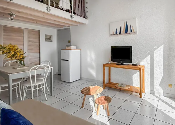 Sejour Bord De T3 Avec Piscine & Parking *